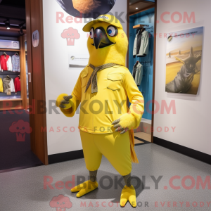 Maskotfigur af en citrongul...