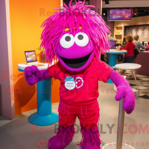 Maskotfigur af en magenta...