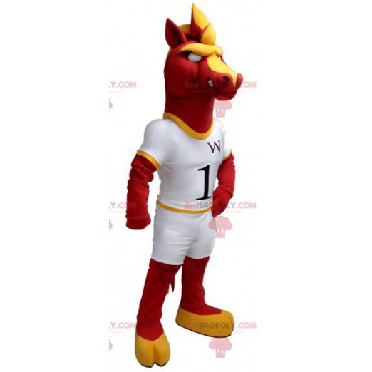 Mascotte de cheval rouge et jaune en tenue blanche -