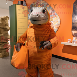 Maskotfigur af en orange...