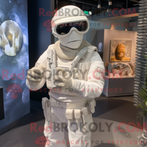 Maskotkarakter af en White...