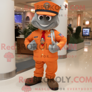Maskotfigur af en orange...