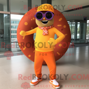 Maskotkarakter af en orange...