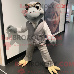 Maskotkarakter af en grå...