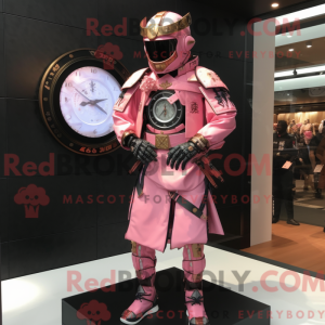 Maskotkarakter av en rosa...