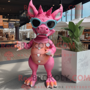 Maskotkarakter av en rosa...