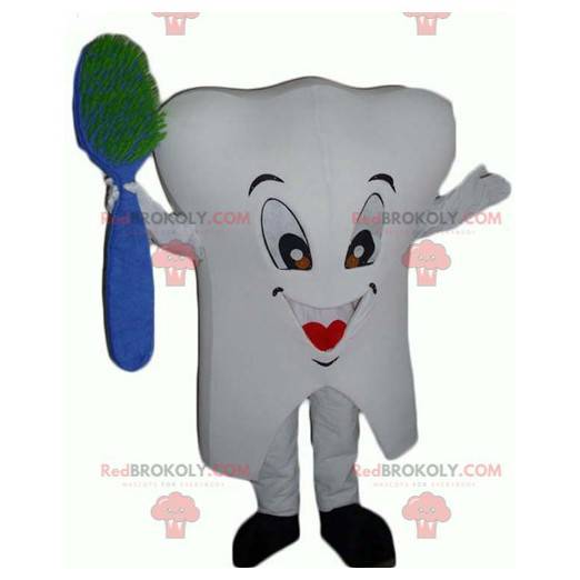 Riesiges weißes Zahnmaskottchen mit einer Bürste -