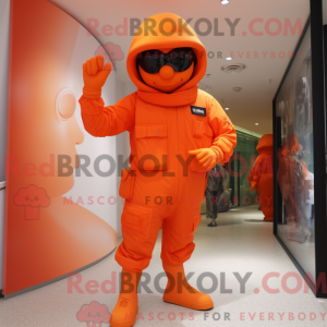 Maskotfigur av en oransje...