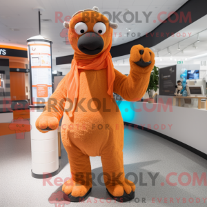 Maskotkarakter af en orange...