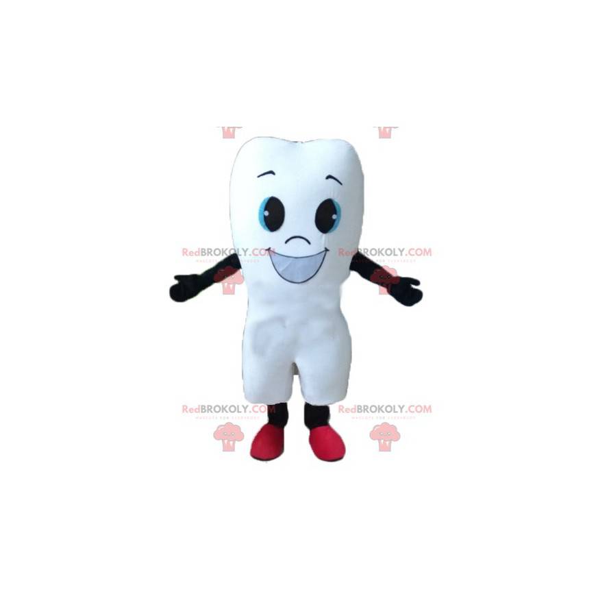 Mascote gigante com dente branco e sorriso largo -
