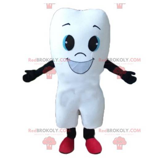 Mascote gigante com dente branco e sorriso largo -