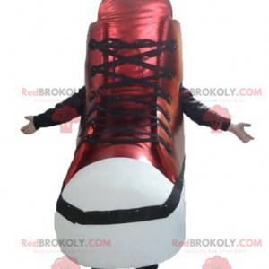 Gigantyczna czerwono-biała maskotka buta do koszykówki -