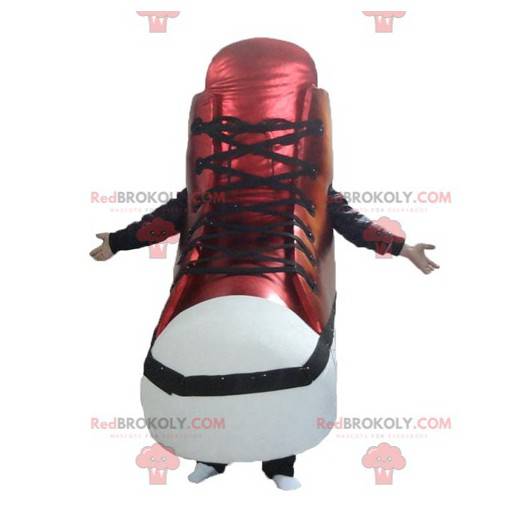 Gigantyczna czerwono-biała maskotka buta do koszykówki -
