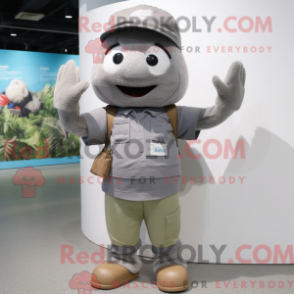 Máscara de proteção de um Pho verde com shorts e bonés Cargo - Pho mascotes - REBROKO_423138 - RedBrokoly.com