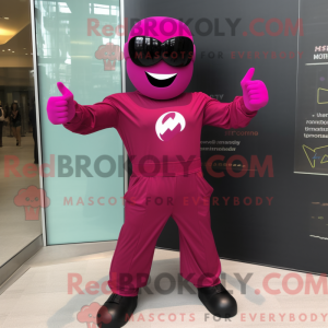 Maskotfigur av en magenta...