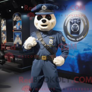 Maskottchenfigur eines Navy...