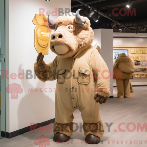 Maskottchen eines hellbraunen Büffels mit Overall und Clutch - Büffel-Maskottchen - REBROKO_426880 - RedBrokoly.com