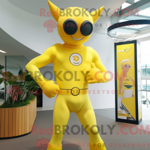 Maskotfigur af en citrongul...