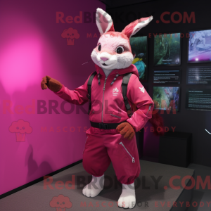 Maskotfigur av en magenta...