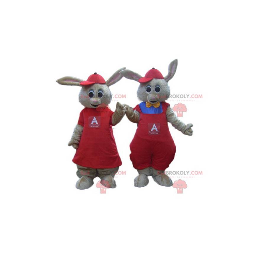 2 mascotes de coelhos marrons vestidos de vermelho -