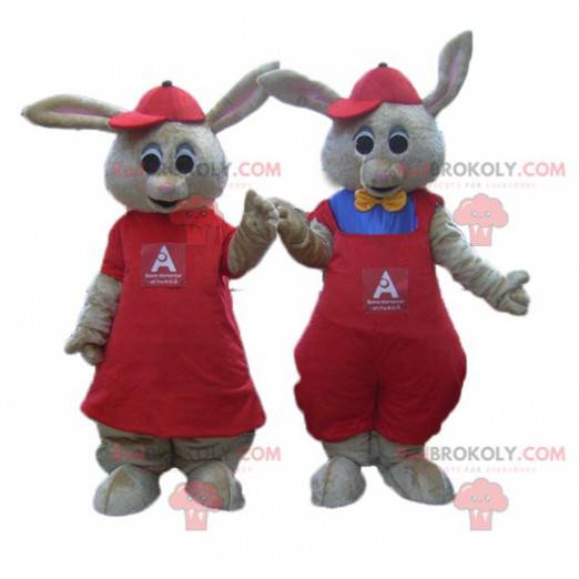 2 mascotes de coelhos marrons vestidos de vermelho -
