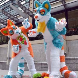 Kilka niebieskich i pomarańczowych maskotek kotów -