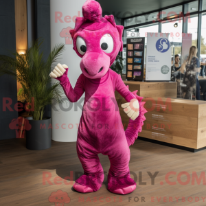 Maskotfigur af en magenta...