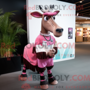 Característica da máscara de um ocapi rosa com uma corrente de ar e bandeira - Mascotes rosa - REBROKO_432020 - RedBrokoly.com