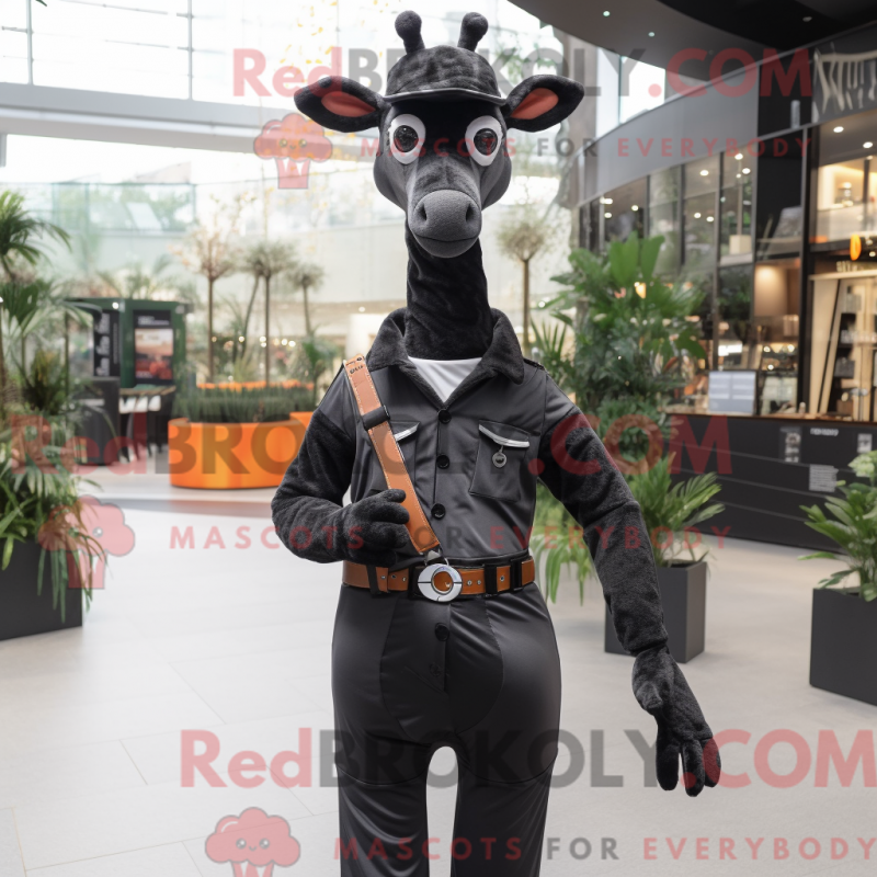 Caráter de máscara de uma girafa preta com colete e cinto - Mascotes girafas - REBROKO_432785 - RedBrokoly.com