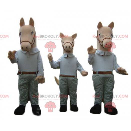 3 paardenmascottes gekleed in een overhemd en broek -