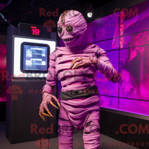 Maskotfigur af en magenta...