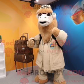Fantasia de mascote de camelo bege com corta-vento e pastas - Mascotes de camelo - REBROKO_434236 - RedBrokoly.com