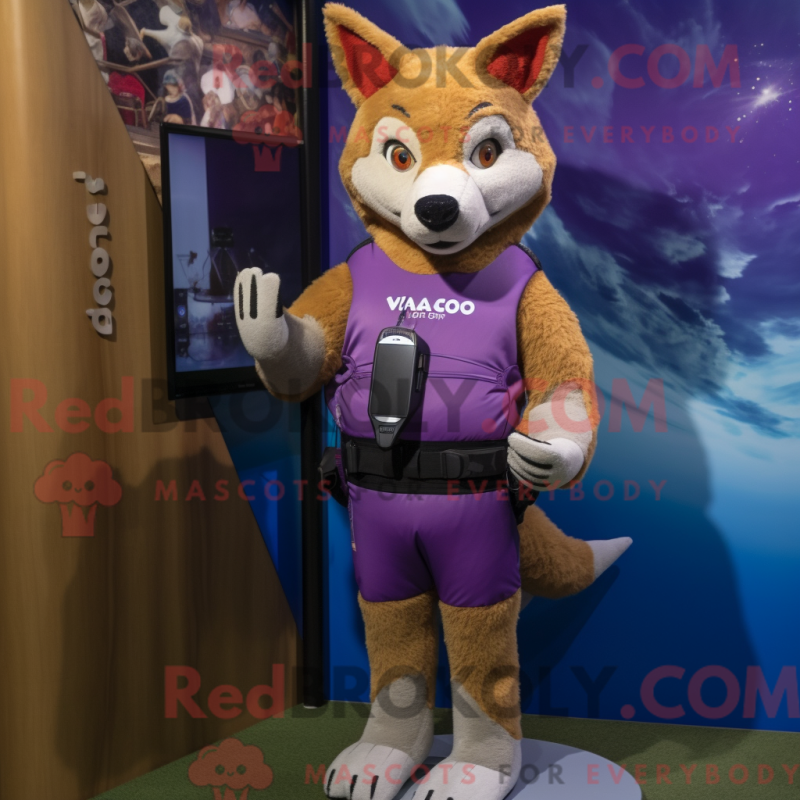 Fantasia de mascote de um Dingo roxo com bermuda e relógios inteligentes - Mascotes Dingo - REBROKO_435769 - RedBrokoly.com