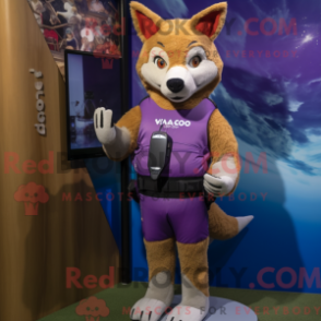 Fantasia de mascote de um Dingo roxo com bermuda e relógios inteligentes - Mascotes Dingo - REBROKO_435769 - RedBrokoly.com