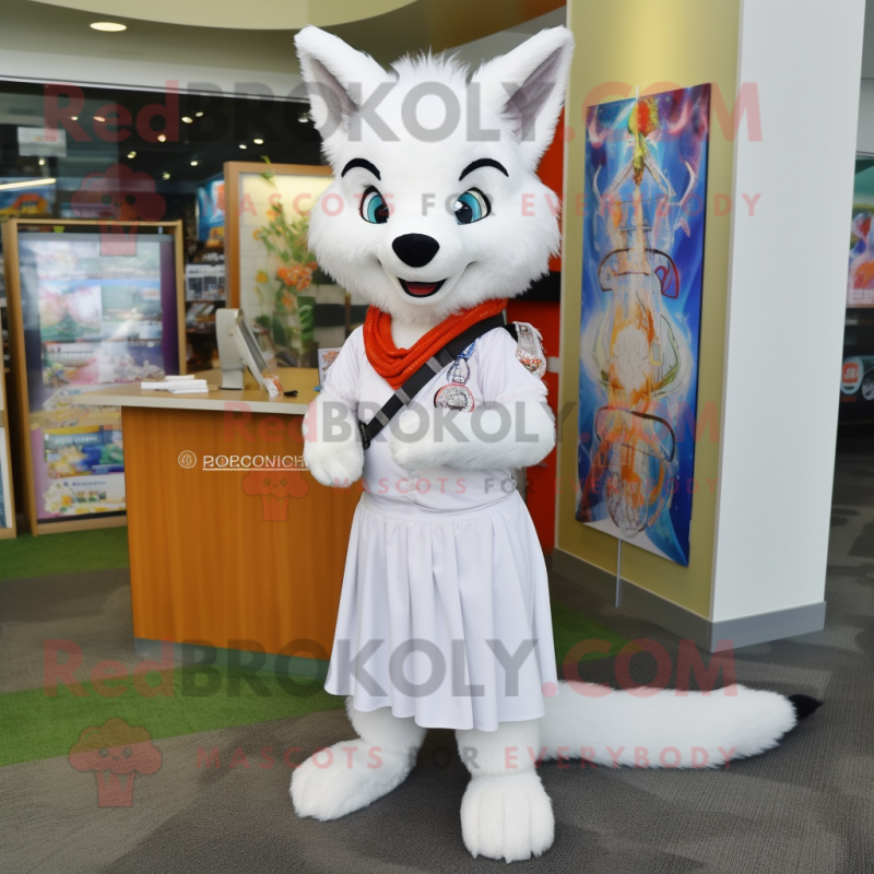 Personaggio del costume della mascotte della volpe bianca vestito con una  gonna a tubino e fermagli per sciarpa