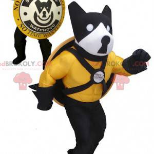 Mascote cachorro preto amarelo e branco com um escudo -