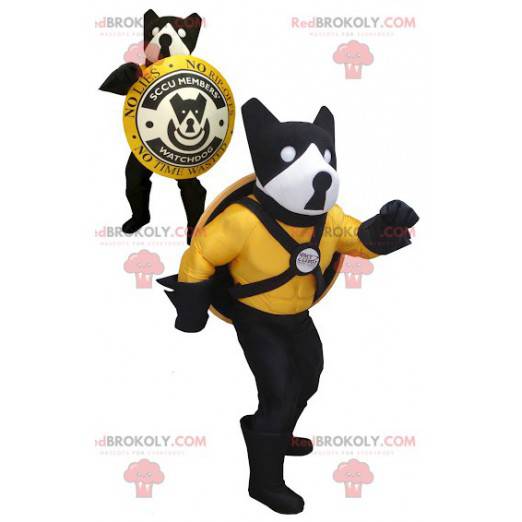 Mascote cachorro preto amarelo e branco com um escudo -