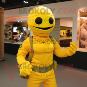 Żółty żołnierz w kostiumie...