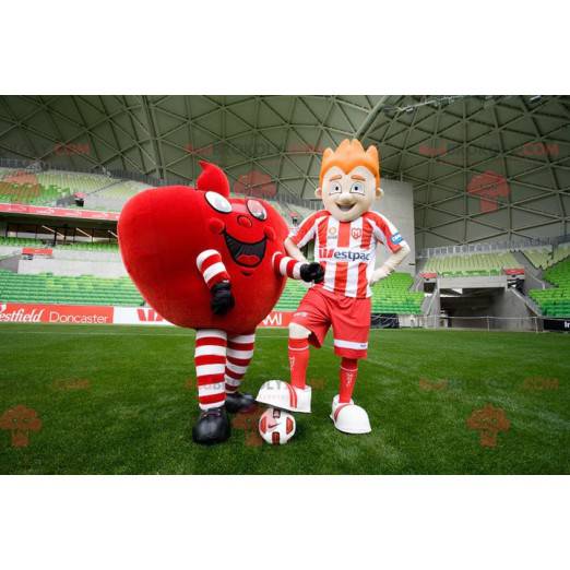 2 mascotas un corazón rojo gigante y un futbolista -