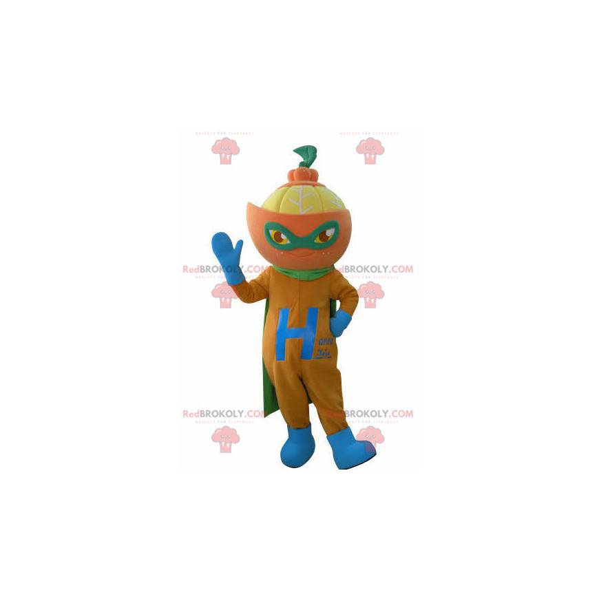 Oranžový maskot oblečený jako superhrdina. Citrusový maskot -