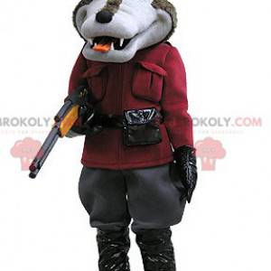 Mascota lobo marrón y gris en traje de cazador - Redbrokoly.com