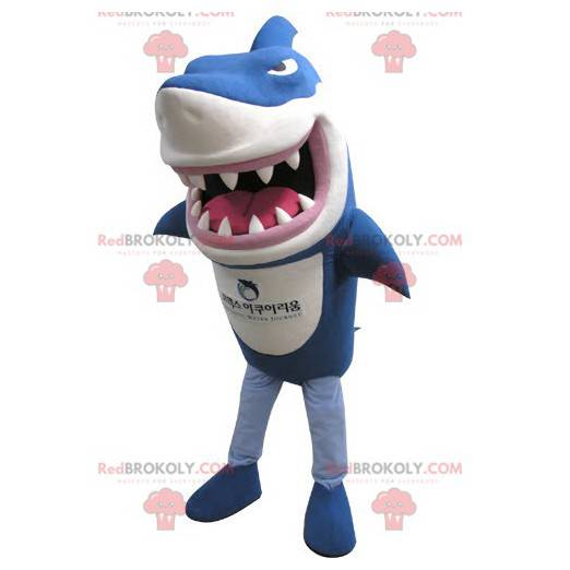 Mascotte van blauwe en witte haai ziet er woest uit -