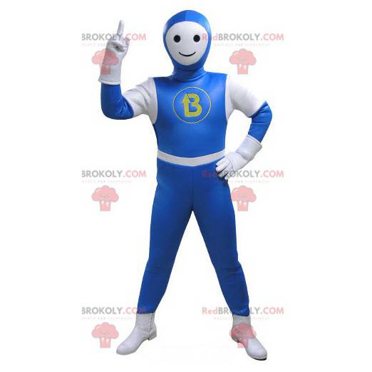 Mascote do boneco de neve vestido com um macacão azul e branco