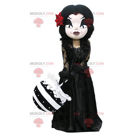 Mascota de mujer maquillaje gótico vestida de negro -