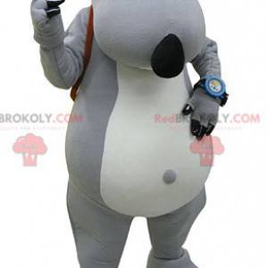 Grijze en witte beer mascotte met een schooltas - Redbrokoly.com