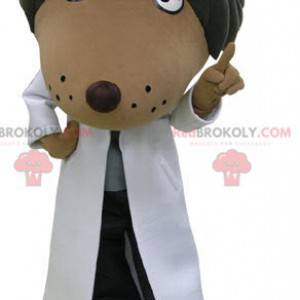 Mascote cachorro marrom e preto vestido com uma blusa branca -