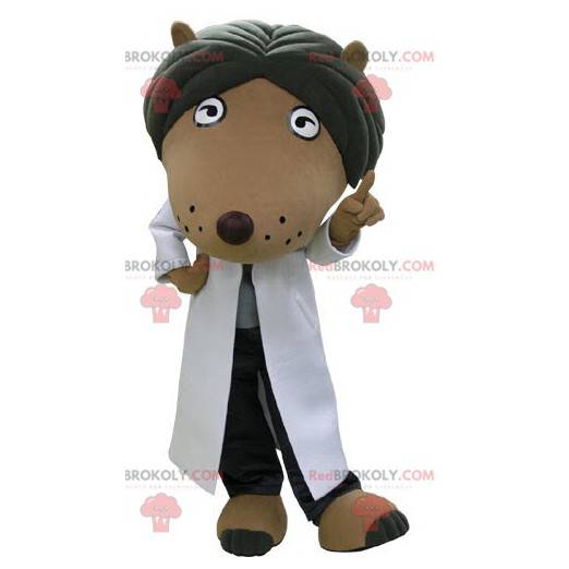 Mascote cachorro marrom e preto vestido com uma blusa branca -