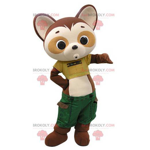 Bruine en beige panda-mascotte gekleed in groene korte broek -