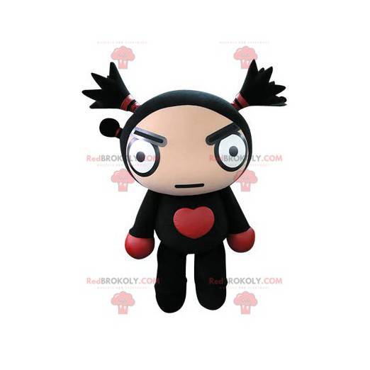 Mascote da boneca preta e vermelha parecendo feroz -