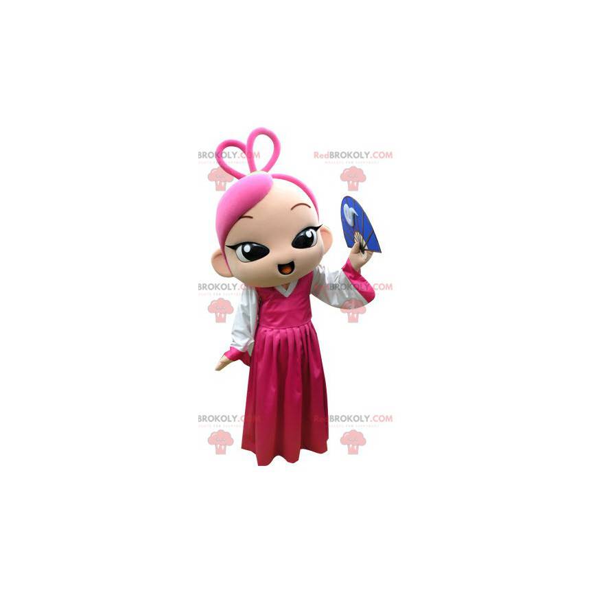 Chica mascota con cabello rosado con un vestido rosa -
